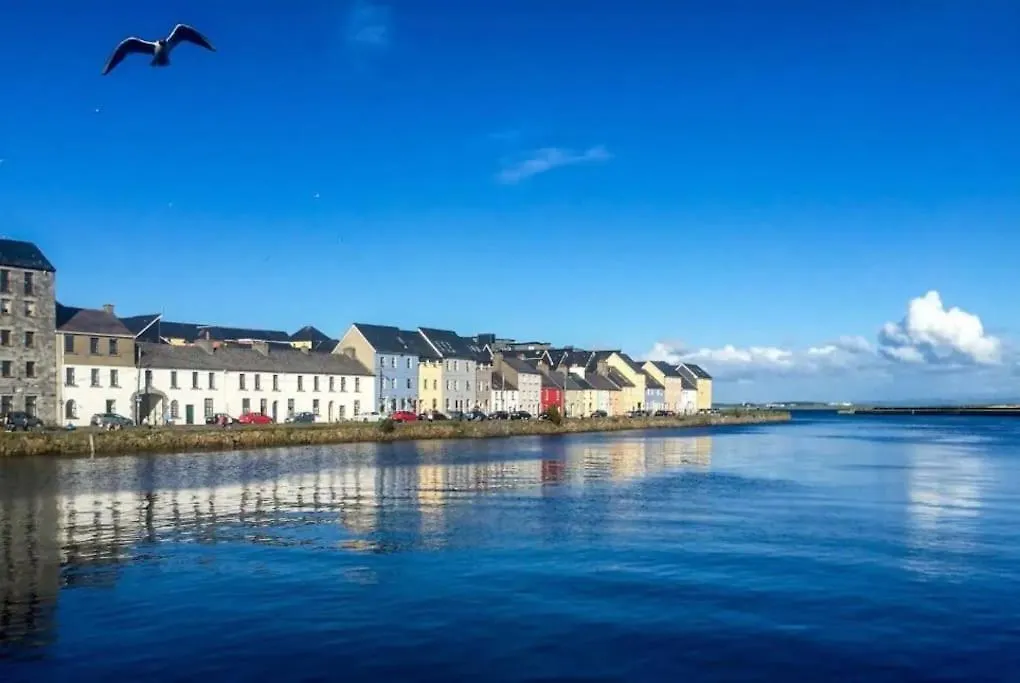 Apartment City Centre Escape With Large Terrace, Sleeps 7 Galway