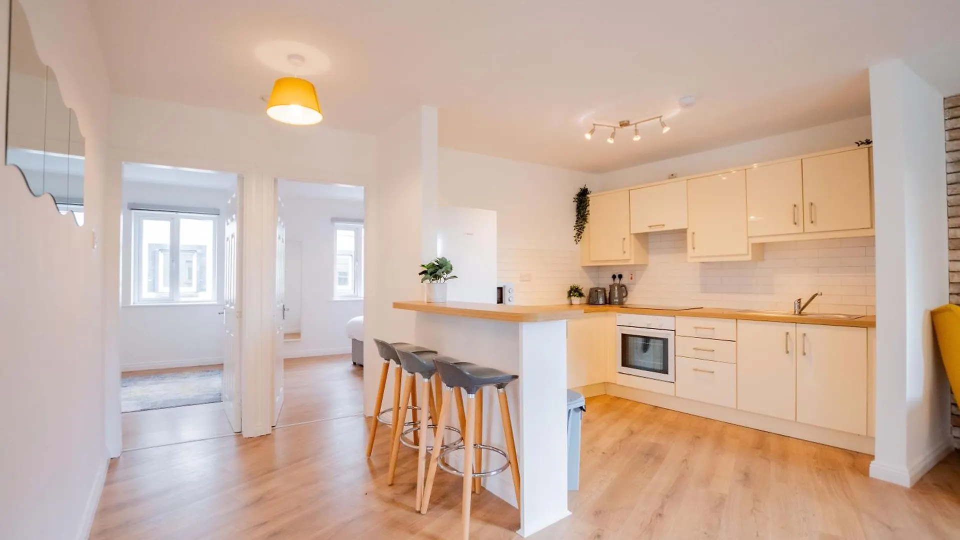 City Centre Escape With Large Terrace, Sleeps 7 Galway Apartment