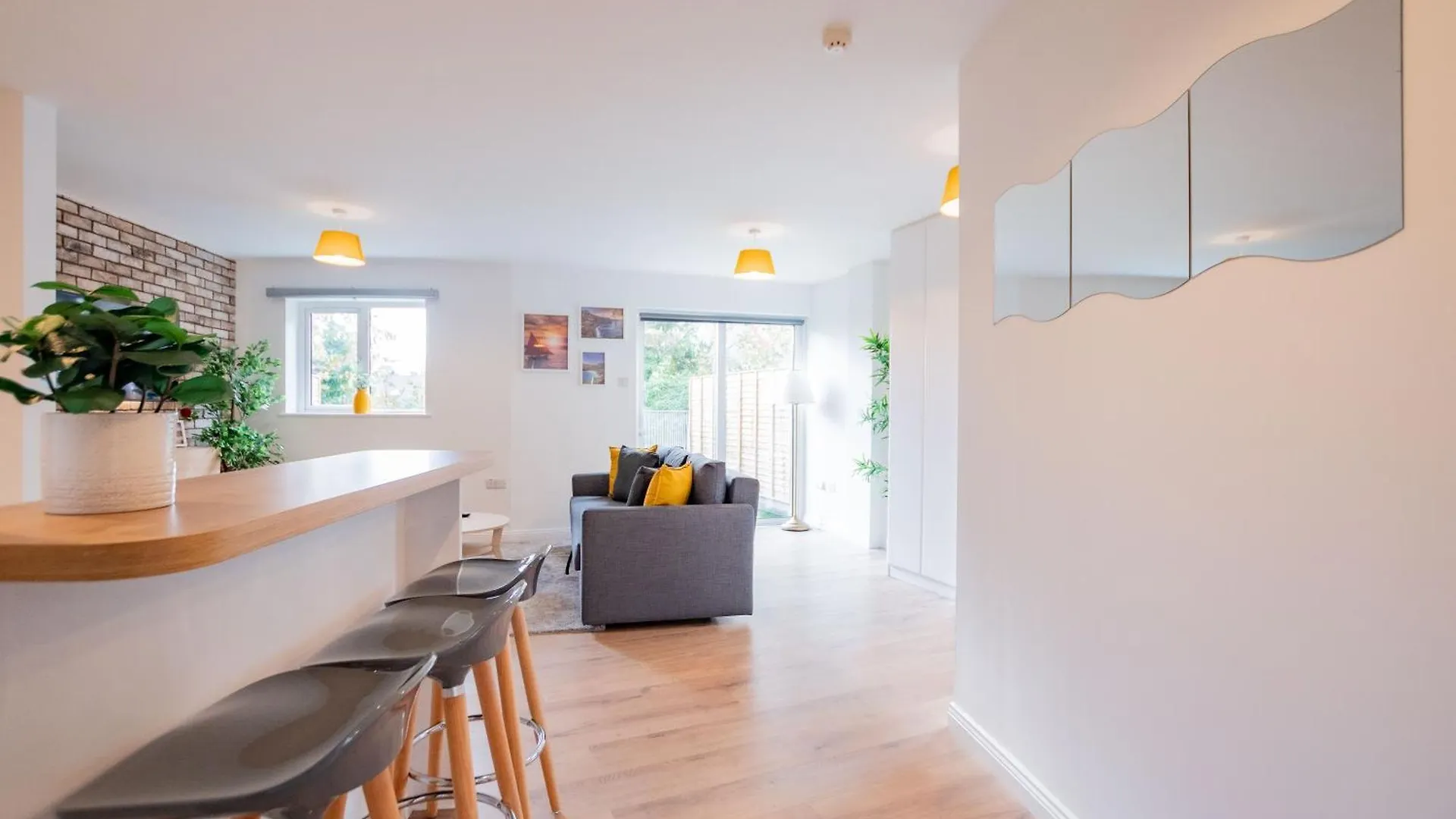 City Centre Escape With Large Terrace, Sleeps 7 Galway Apartment